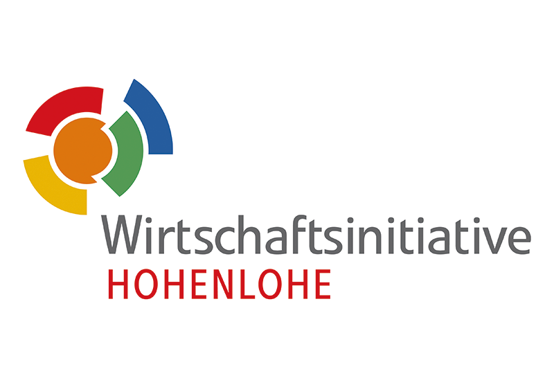 Logo der Wirtschaftsinitiative Hohenlohe. In grau, roter Schrift. Kreis links bunt