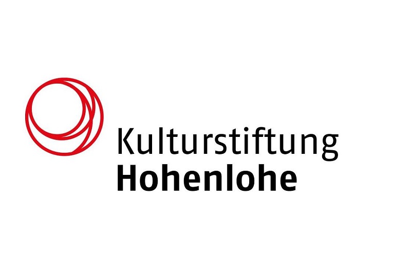 Logo der Kulturstiftung Hohenlohe in schwarzer Schrift. Links oben rote Kreise