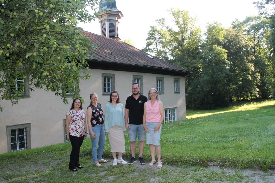 Die Leitungen und die neuen Lehrkräfte im Gruppenbild vor der ALH