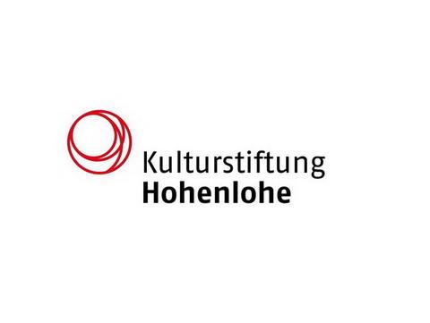 Logo der Kulturstiftung Hohenlohe in schwarzer Schrift. Links oben rote Kreise