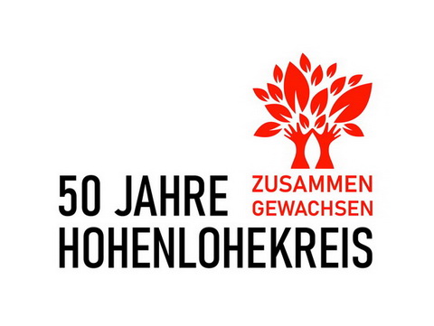 Jubiläumslogo des Landratsamtes Hohenlohekreis. Schwarze Schrift. Roter Baum rechts oben 