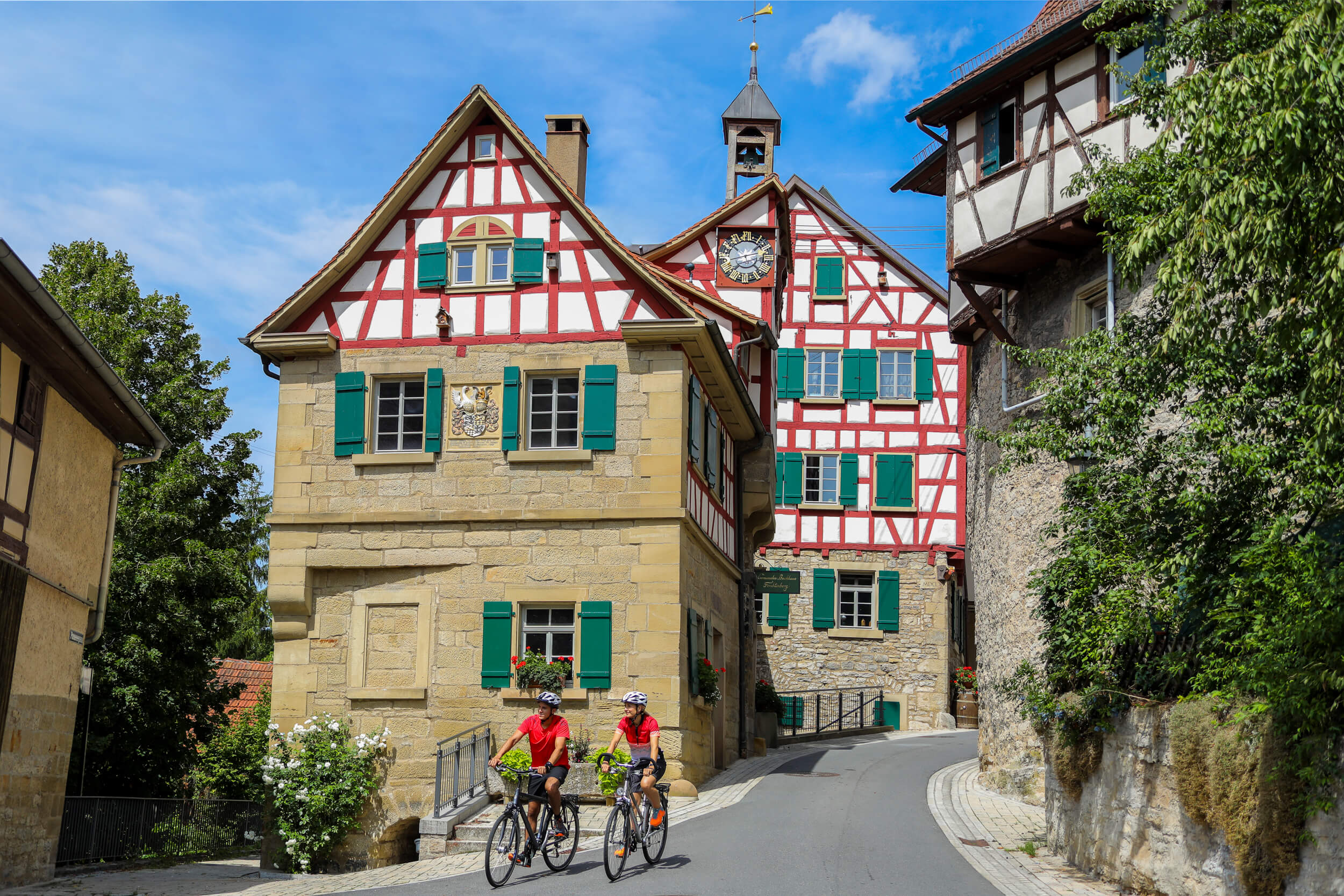 Fachwerkhäuser mit grünen Fensterläden