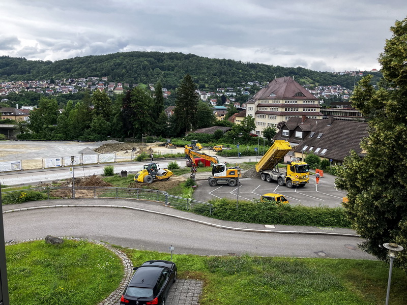 Baustellenaufnahme mit Fahrzeugen