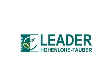 Logo des Förderprogramms Leader. Dunkelgrüne Schrift: Leader Hohenlohe-Tauber